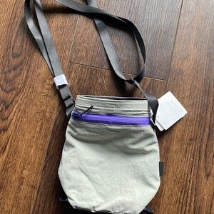 Lululemon water bottle crossbody bag NWT